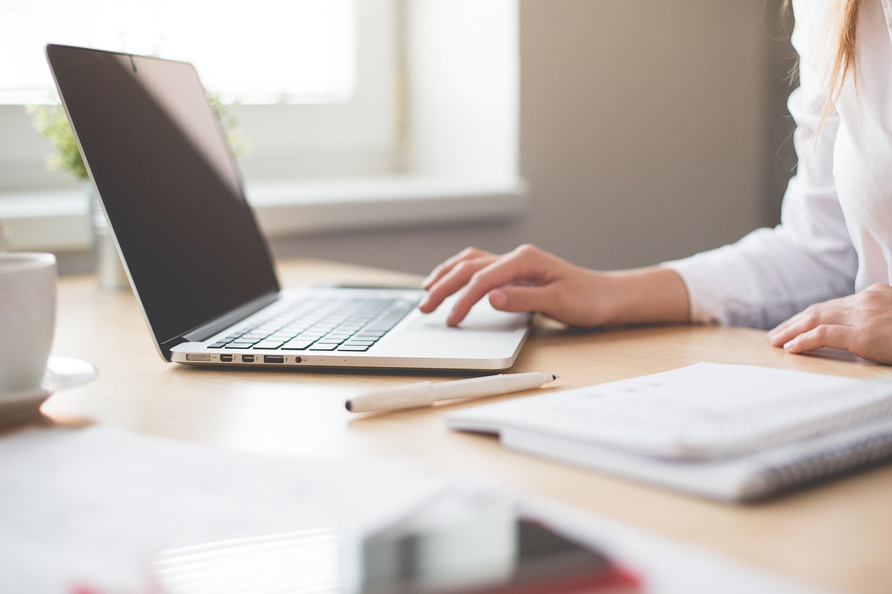 Why Are Professional Services Firms Choosing Claude AI Over ChatGPT?